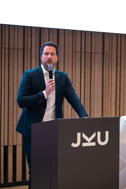 4_OeGKJungmedizinerinnenempfang-14.04.2026-087.jpg