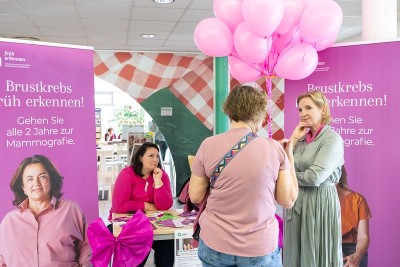 Beratung beim Informationsstand des Brustkrebs-Früherkennungsprogrammes 