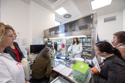 Im Labor wird eine Gewebeprobe für die Analyse vorbereitet.