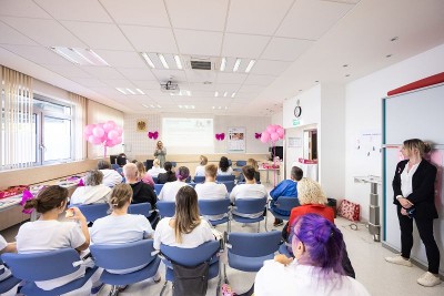 Besucherinnen und Besucher beim Vortrag