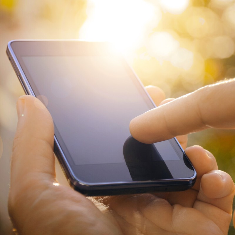 Mann h&auml;lt Smartphone in seinen H&auml;nden / Bildquelle: PureSolution/shutterstock.com