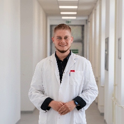 Dominik_Weiss_Ganzkoerper_1.png